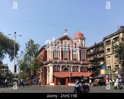 26 Dec 2019 catholique rouge de l'Église sainte Thérèse, parfois appelée Église portugaise, dans Charni Road, Girgaum (Girgaon), Mumbai Maharashtra Inde Banque D'Images