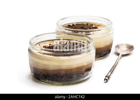 Cappuccino crémeux en couches cheesecakes en bocal verre isolated on white Banque D'Images