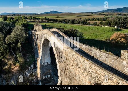 VULCI, ITALIE - Le 26 décembre 2019 : le pont Badia et le château médiéval, datant du 13ème siècle, une ancienne ville étrusque dans le territoire de Banque D'Images