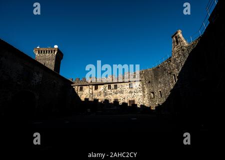 VULCI, ITALIE - Le 26 décembre 2019 : le pont Badia et le château médiéval, datant du 13ème siècle, une ancienne ville étrusque dans le territoire de Banque D'Images