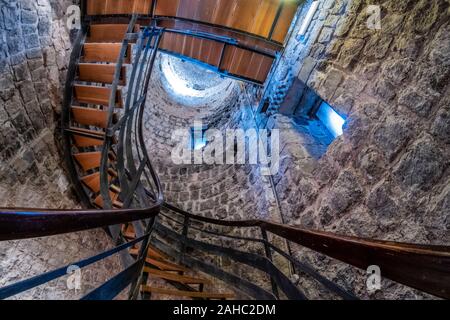 VULCI, ITALIE - Le 26 décembre 2019 : escalier intérieur du musée archéologique de Vulci, une ancienne ville étrusque dans le territoire de Canino et Mo Banque D'Images