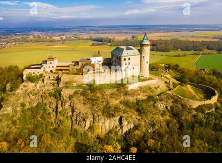 Scenic Vue aérienne de château médiéval impressionnant Kuneticka Hora par beau jour d'automne, Pardubice, République Tchèque Banque D'Images