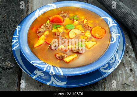 Goulash sur table en bois Banque D'Images