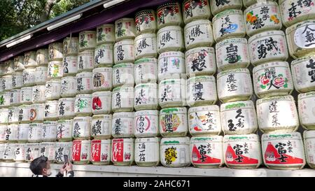 TOKYO, JAPON - 10 avril 2018 : souci de barils au sanctuaire Meiji à Tokyo Banque D'Images