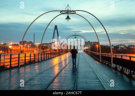 Southport, Merseyside, Royaume-Uni. 28 Dec, 2019. Début précoce de la journée en tant que résidents profitez d'un peu de lumière sur l'exercice de la promenade du front de mer de faible ensoleillement de l'hiver comme un temps est prévu pour la fin de semaine. /AlamyLiveNews MediaWorldImages : crédit. Credit : MediaWorldImages/Alamy Live News Banque D'Images