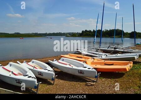 Bateaux au bord de l'eau, à Carsington Ashbourne, Derbyshire, Angleterre, RU Banque D'Images