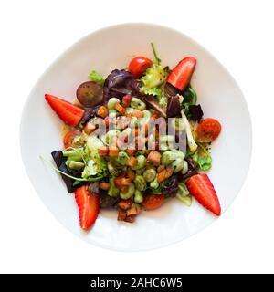 Avec salade de haricots confits, fraise et bacon mariné dans le soja et le miel. Plus isolé sur fond blanc Banque D'Images