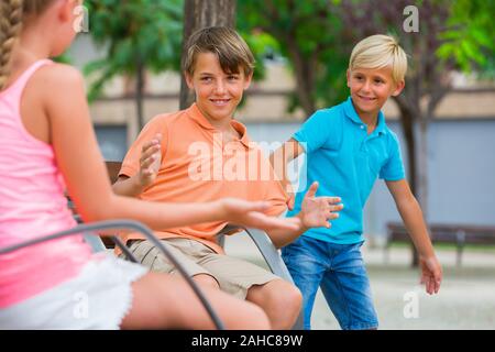 Jeune frère est jealousing de son frère quand il est en communication avec ma copine dans le parc. Banque D'Images