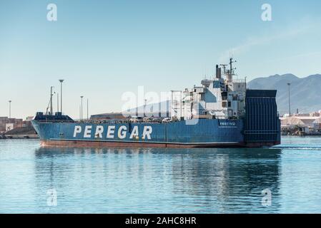 Malaga, Espagne - 4 décembre 2018 : des véhicules transporteur-Festivo navire au port de Malaga, Andalousie, Espagne du sud. Banque D'Images