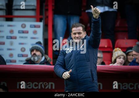 L'entraîneur de football Graham Westley se tenant sur le terrain pendant le match alors que le Manager du Stevenage FC Banque D'Images