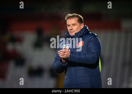 L'entraîneur de football Graham Westley se tenant sur le terrain pendant le match alors que le Manager du Stevenage FC Banque D'Images