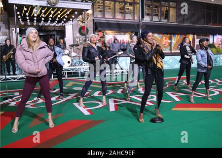 La 93e Macy's Thanksgiving Day Parade répétitions deux jours, tenue à l'extérieur de Macy's sur la 34e Rue. Avec : Adrienne Warren, le cast de Tina Tina Turner : la comédie musicale où : New York, New York, United States Quand : 27 Nov 2019 Crédit : Joseph Marzullo/WENN.com Banque D'Images