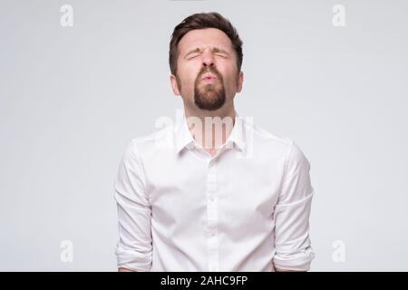 Funny man attrayant avec barbe, lèvres de pliage dans l'attente de baiser et d'être heureux Banque D'Images