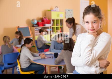 Portrait de jeune fille triste et les enfants en classe de dessin Banque D'Images