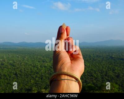 Hand holding crystal/rock au Sri Lanka. Sigirya Rock. Pidurangala. Dambulla. L'Asie. Banque D'Images