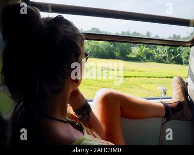 Fille dans le train au Sri Lanka. Paysage. Vue magnifique Ella Sri Lanka. Banque D'Images