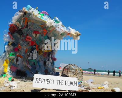 Ce qui concerne la plage. Nettoyer le plastique. Art en plastique. Plage de kitesurf en Thaïlande, Hua Hin. Banque D'Images