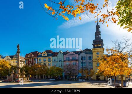 Vue de la place Masaryk, place centrale de Ostrava ville donnant sur l'Ancien hôtel de ville et la colonne mariale sur la journée ensoleillée d'automne, République Tchèque Banque D'Images