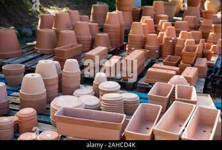 Des pots d'argile de différentes formes et tailles pour les fleurs et plantes de jardin en vente sur marché libre Banque D'Images