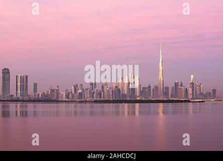Dubaï, Émirats arabes unis, 27 Décembre 2019 : Dubai Skyline at sunrise de Dubai Creek Harbour Banque D'Images