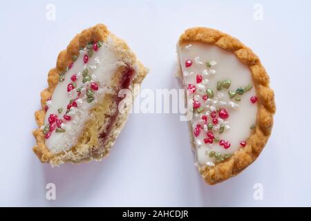 Mr Kipling bakewell tart Bakewells de fête extrêmement bons gâteaux réduit de moitié isolé sur fond blanc Banque D'Images