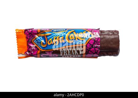 McVities Jaffa Cakes freaky cake bar ouvert pour afficher contenu prêt pour l'Halloween isolé sur fond blanc Banque D'Images