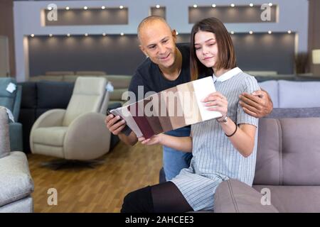 Portrait de couple en tissu d'ameublement furniture salon shopping prix Banque D'Images