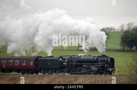 Locomotive vapeur 92212, British Railways Standard Class 9F, fait son chemin le long de la milieu Hants railway, également connu sous le nom de ligne de cresson, entre Ropley et Medstead dans le Hampshire. Banque D'Images