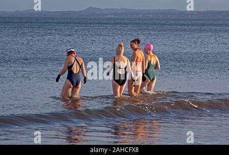 Portobello, Édimbourg, Écosse, Royaume-Uni. 28 décembre 2019. Les nageurs sauvages de Portobello se sont baignés régulièrement dans la mer sous le soleil du milieu de la matinée, ce qui n'a malheureusement pas duré longtemps avant de devenir très nuageux mais la température était de 9 degrés, ce qui se sentait à 5 degrés avec la brise. Banque D'Images