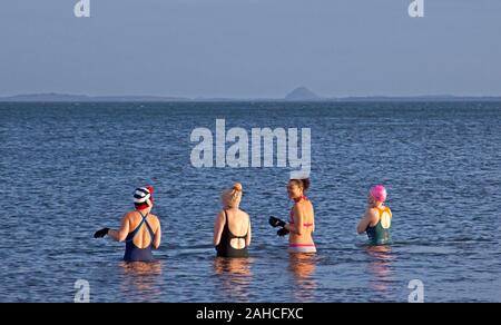 Portobello, Édimbourg, Écosse, Royaume-Uni. 28 décembre 2019. Les nageurs sauvages de Portobello se sont baignés régulièrement dans la mer sous le soleil du milieu de la matinée, ce qui n'a malheureusement pas duré longtemps avant de devenir très nuageux mais la température était de 9 degrés, ce qui se sentait à 5 degrés avec la brise. Banque D'Images