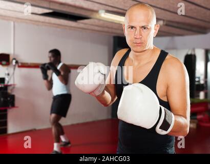 Portrait de boxer avec des gants de boxe au hall Banque D'Images