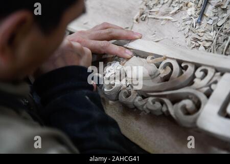 (191228) -- NINGHAI, 28 décembre 2019 (Xinhua) -- un artisan sculpte pour camphorwood la réparation d'une scène théâtrale traditionnelle au village de Xidian Hongjia Ville de Ninghai, comté de l'est de la Chine dans la province du Zhejiang, 26 Décembre, 2019. Ninghai, connue comme la ville natale de 'culture' theatrical stage traditionnel, dispose de 125 ces étapes, parmi lesquelles 10 sont répertoriées comme national, les unités de protection des reliques culturelles. De la réparation d'une étape exige une procédure complexe, qui implique la menuiserie, sculpture, peinture de couleur et la maçonnerie. Grâce au dévouement et au soutien financier du gouvernement local, t Banque D'Images