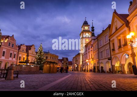 Temps de Noël sur la place Masaryk dans la vieille ville de Trebon, République tchèque. Banque D'Images