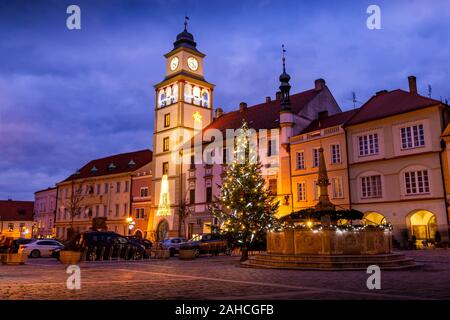 Temps de Noël sur la place Masaryk dans la vieille ville de Trebon, République tchèque. Banque D'Images