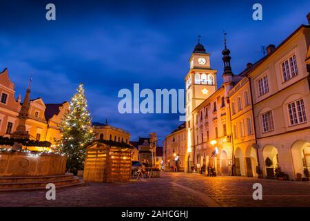 Temps de Noël sur la place Masaryk dans la nuit. Centre de la vieille ville de Trebon, République tchèque. Banque D'Images