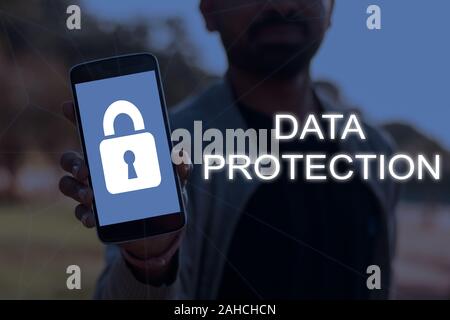 La cybersécurité et la protection des données concept avec une personne montrant l'écran du smartphone avec symbole de verrouillage. Banque D'Images
