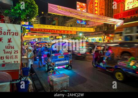 Bangkok/Thailand-December 2019 : nuit à Chinatown à Bangkok avec des néons et course en taxi en attente de clients. tuktuk Banque D'Images