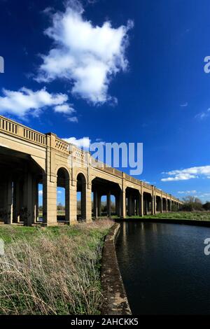 Le pont routier sur la rivière Nene, Irthlingborough Northamptonshire, Ville, England, UK Banque D'Images