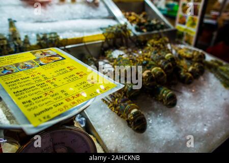 Bangkok/Thailand-December2019 : matières homards portant sur la glace prête à être cuite dans un restaurant, avec des prix au premier plan, la nuit dans le quartier chinois Banque D'Images