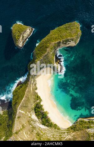 Vue de dessus, superbe vue aérienne d'une falaise en forme de T-Rex avec la belle Kelingking plage baignée par une mer turquoise. Nusa Penida, Indonésie. Banque D'Images