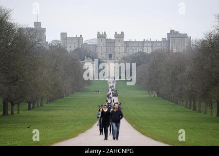 Les gens sur la longue promenade du Château de Windsor dans le Berkshire. Banque D'Images