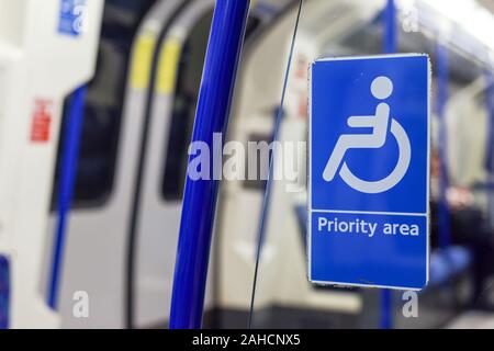 Coin salon priorité aux personnes en fauteuil roulant ou ayant une déficience sur les transports En train Banque D'Images