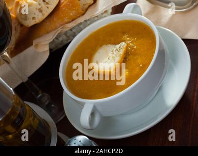 Lumière citrouille velouté avec du fromage et des herbes Banque D'Images