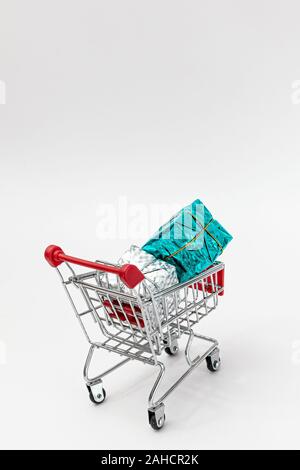 Panier d'épicerie avec les cadeaux de Noël de l'an blanc sur un fond uni isolés. Mise à plat. Enregistrer l'espace. Modèle de carte postale Banque D'Images