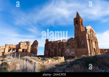 Ruines de la vieille tour de l'église sur les ruines de la ville historique de Belchite, Zaragoza, Espagne Banque D'Images