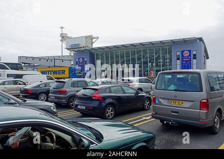 Les voitures d'attente pour le ferry à l'extérieur de l'aérogare passagers, Port de Douvres Banque D'Images