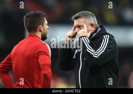 Watford, Royaume-Uni. 28 Dec, 2019. L'entraîneur adjoint du Watford Craig discute de Shakespear tactiques avec Watford's Kiko Femenia au cours de la Premier League match entre Watford et Aston Villa à Vicarage Road, Watford le samedi 28 décembre 2019. (Crédit : Leila Coker | MI News) photographie peut uniquement être utilisé pour les journaux et/ou magazines fins éditoriales, licence requise pour l'usage commercial Crédit : MI News & Sport /Alamy Live News Banque D'Images