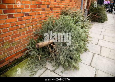 Le nord de Londres, Royaume-Uni. 28 Dec, 2019. Un tas d'arbres de Noël sont laissés sur le trottoir de Haringey, au nord de Londres, à seulement trois jours après le jour de Noël. Credit : Dinendra Haria/Alamy Live News Banque D'Images