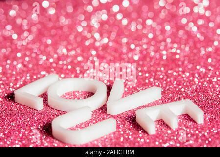 Valentines Day contexte avec l'amour des mots, rose brillant sur fond rose scintillant Banque D'Images