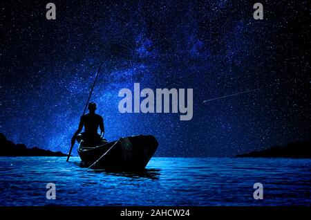 Batelier de l'Afrique avec son canoë en face de l'étoile Banque D'Images